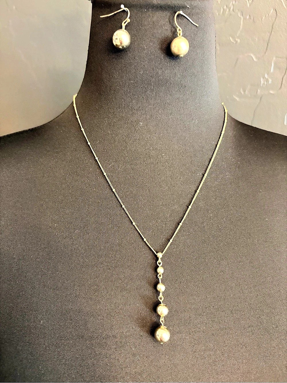 Beaded Necklace & Earrings in Gold & Gray